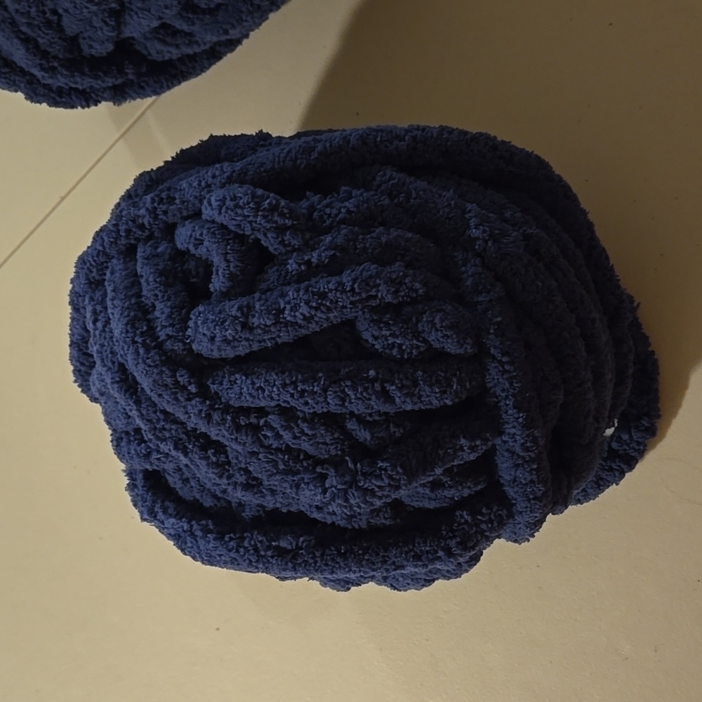 Yarn ( thick finger yarn) - Picture 2 of 5